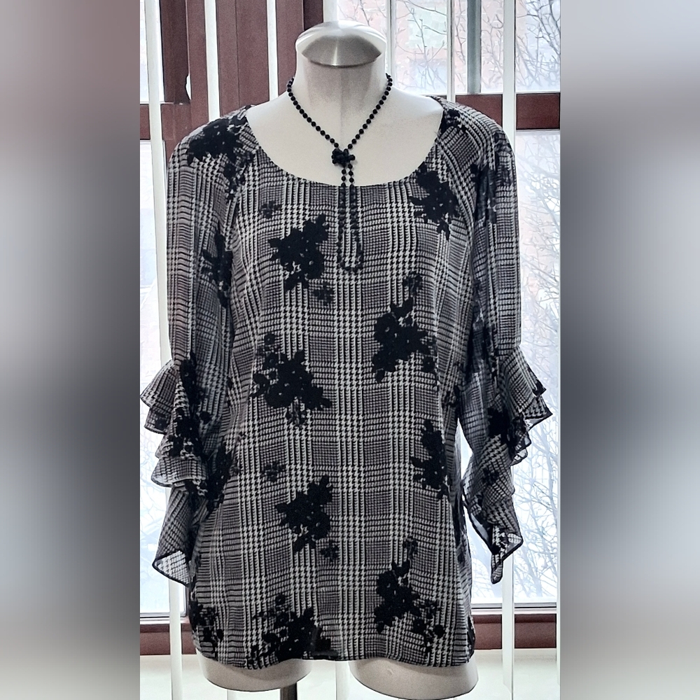 💲IT'S A SALE!! Black and White Floral Blouse💲
